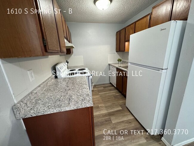 Building Photo - A Breath of Fresh Air: 2 Bed/1 Bath Main F...