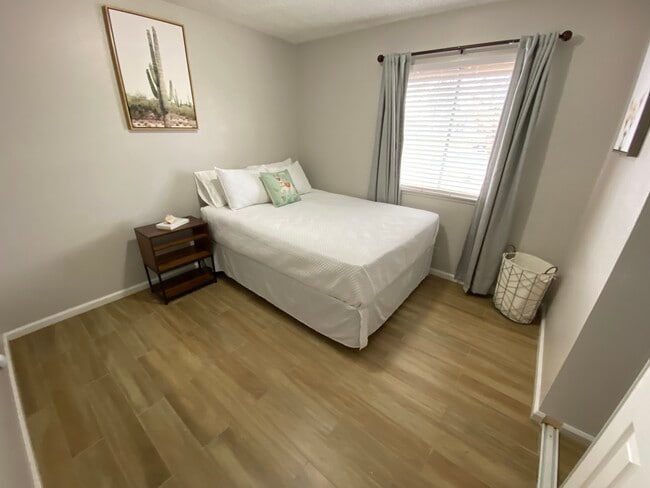 Building Photo - 905 Center St