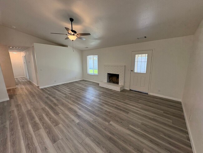 Building Photo - Newly remodeled SE Visalia home Available ...