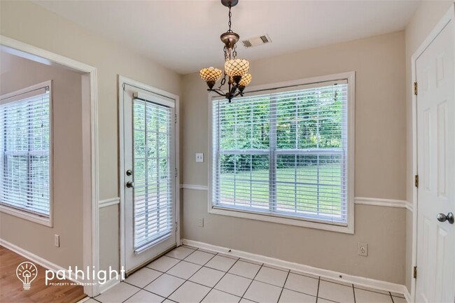 Building Photo - 180 Carriage Circle