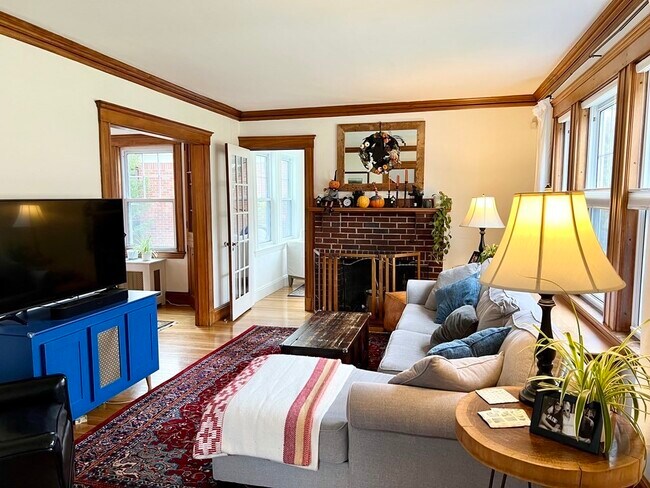 Building Photo - 656 W Roxbury Pky