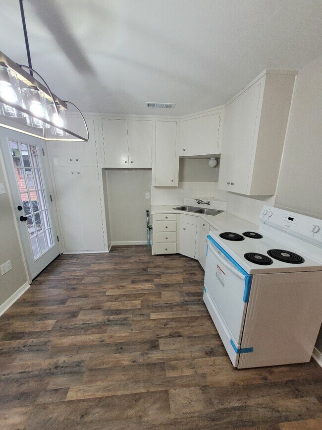 Cocina con nueva gama, sin lavavajillas. - 3717 Springdale rd