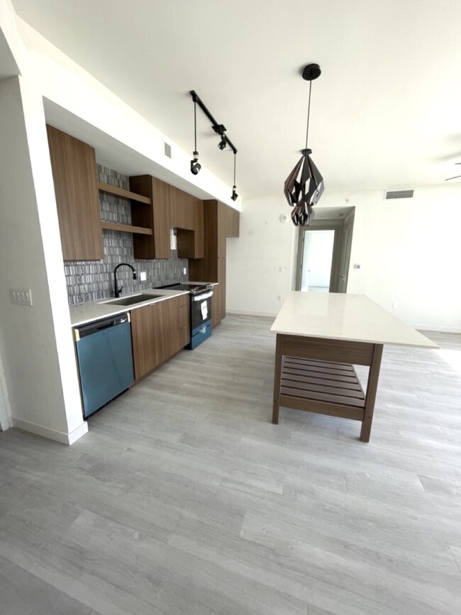 Building Photo - 2 Months Free + $0 App/Admin! | N. Fort Worth