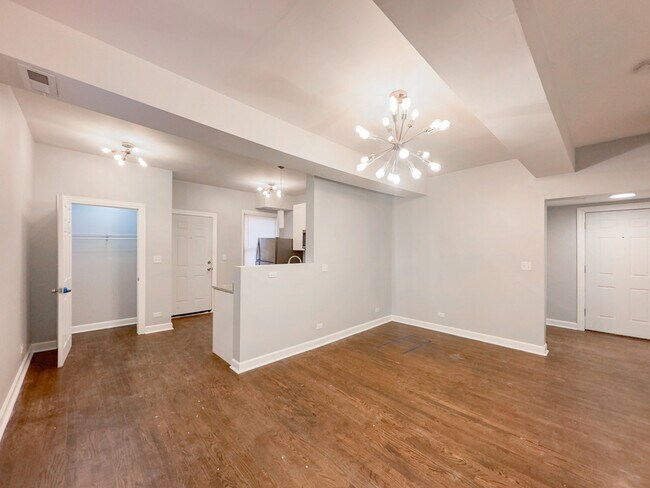 Foto del edificio - 303-3303 N Harding Ave