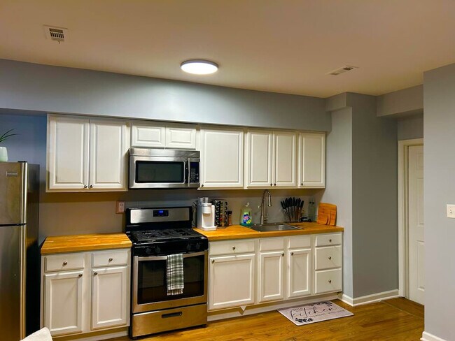 Building Photo - 1255 Raum St NE