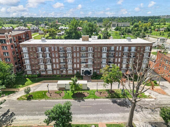 Foto del edificio - 5630 Pershing Ave