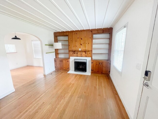 Building Photo - Sweet Charming Bungalow in El Sobrante.