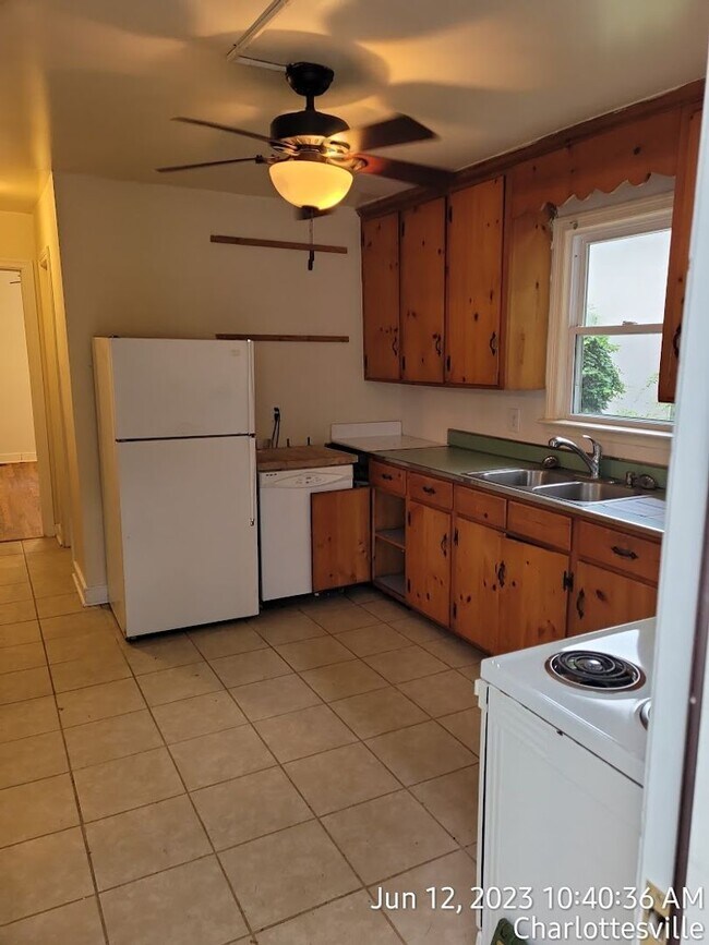 Foto del edificio - 2027-2028 School Year Available  / 6 BR, 3 Bath house within walking distance of UVA grounds and ...