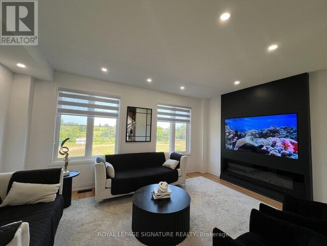 Photo du bâtiment - 72 Waterside Wy