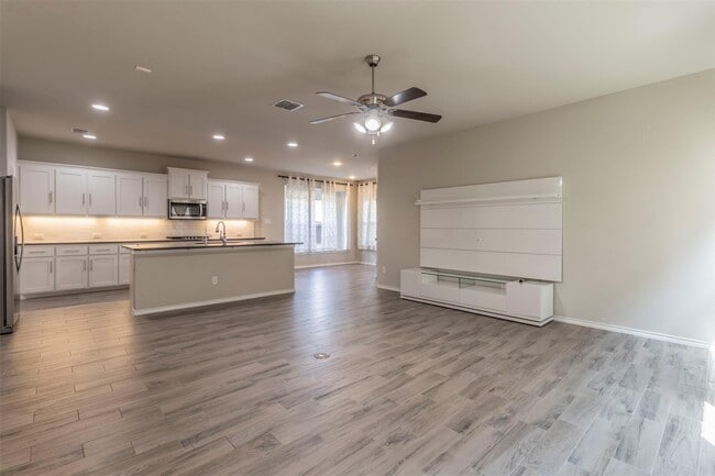 Building Photo - 1800 Emilia Dr