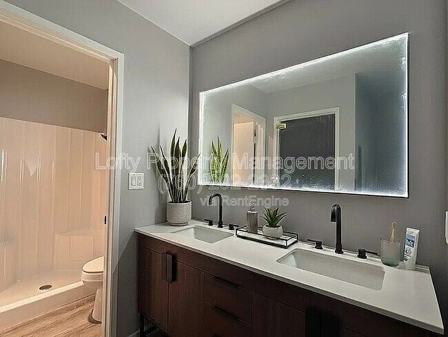 Foto del edificio - 345 N Melrose Dr