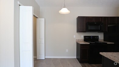 Dining Area - 1BR, 1BA - 685 SF - The Foxfire - Brook Lane Apartments
