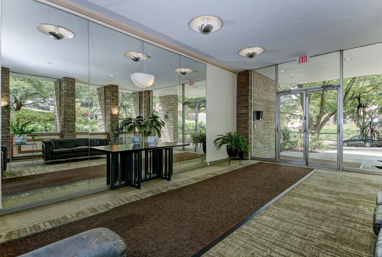 Lobby - 4100 W St NW