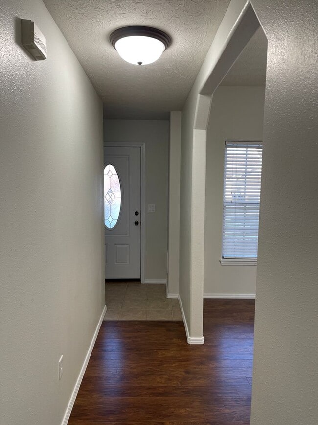 Building Photo - Available October 2nd! Won't Last Long !!!