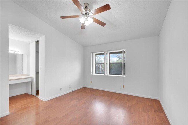 Foto del edificio - 4718 NW 82nd Ave