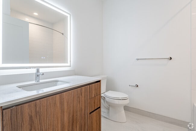 1BR, 1BA + Den - 864SF - Bathroom - The 545