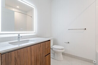 1BR, 1BA + Den - 864SF - Bathroom - The 545