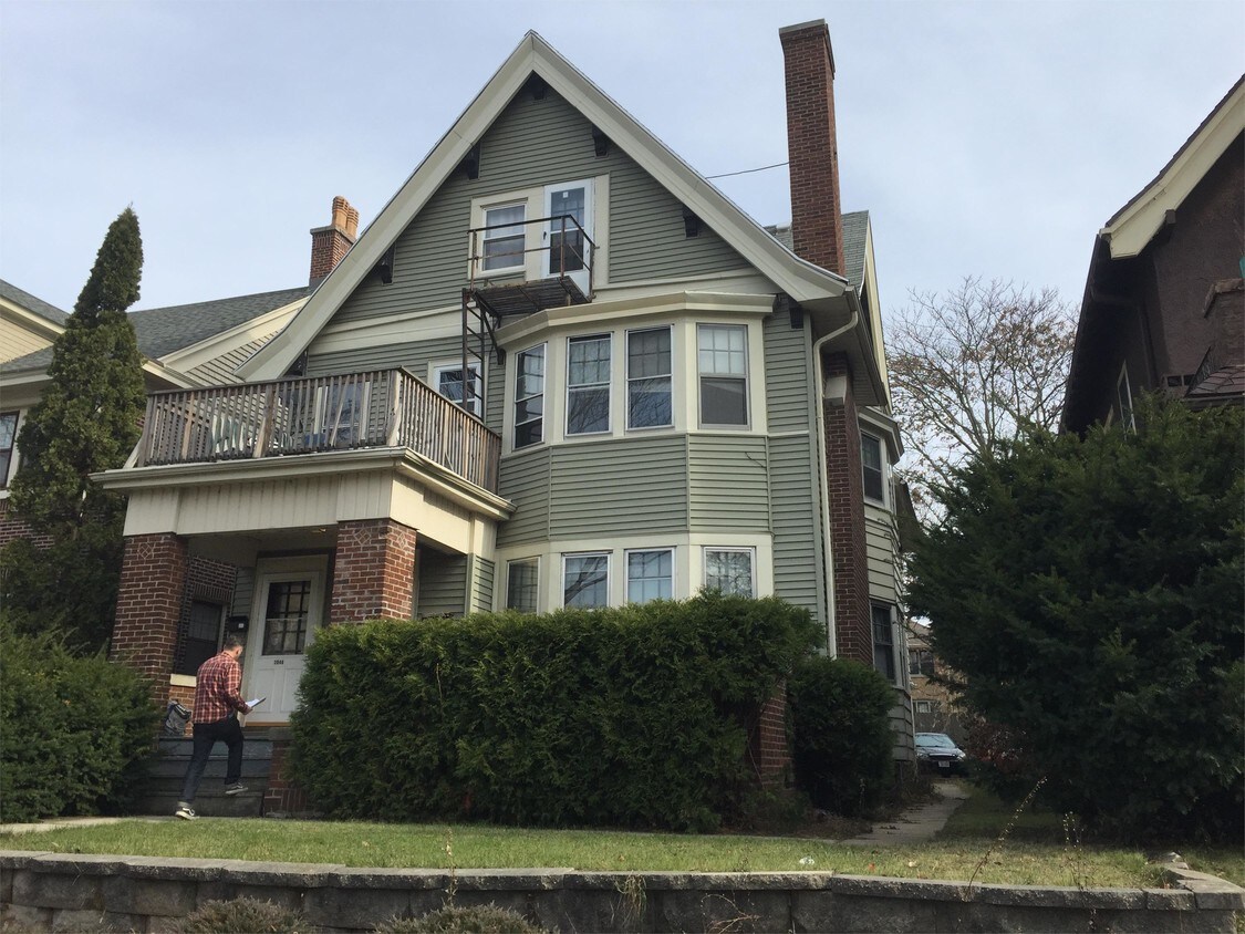 Primary Photo - 3044 N Stowell Ave