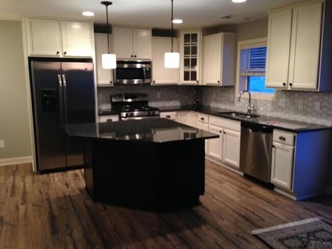 Foto del edificio - Beautiful New Construction End Unit Townho...