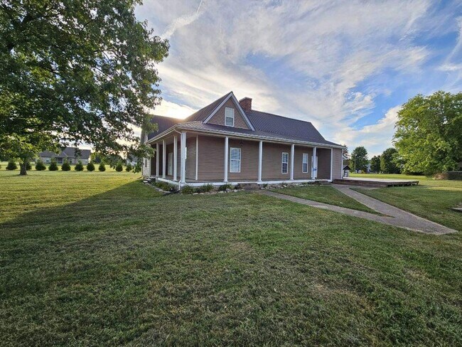 Building Photo - Beautiful 3 Bedroom 2 Bathroom 1900s Farm ...