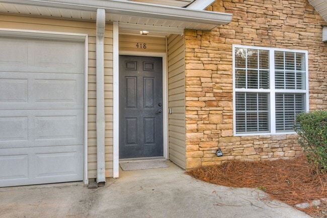 Building Photo - 3 Bedroom 2 Bath Townhouse With Garage