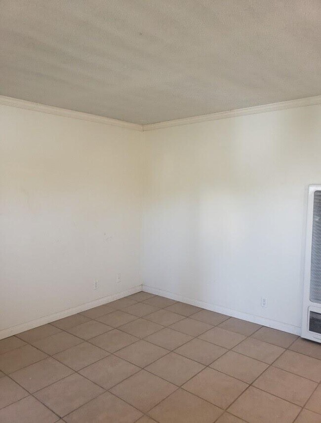 Building Photo - 712 S Acacia Ave