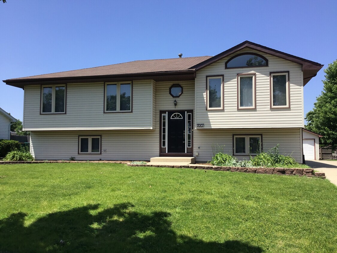 Foto principal - 7007 Lewis & Clark Dr