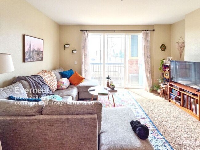 Foto del edificio - Comfortable 2-Bedroom Condo Living with Po...