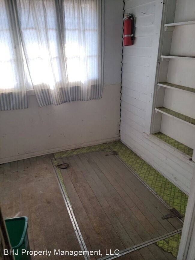 Building Photo - 2 br, 1.5 bath House - 305 E Works