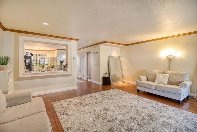 Building Photo - 8840 Villa La Jolla Dr