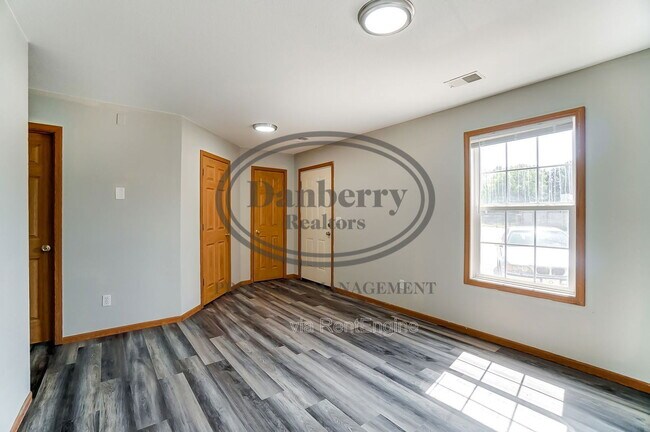 Foto del edificio - 1117 N Byrne Rd