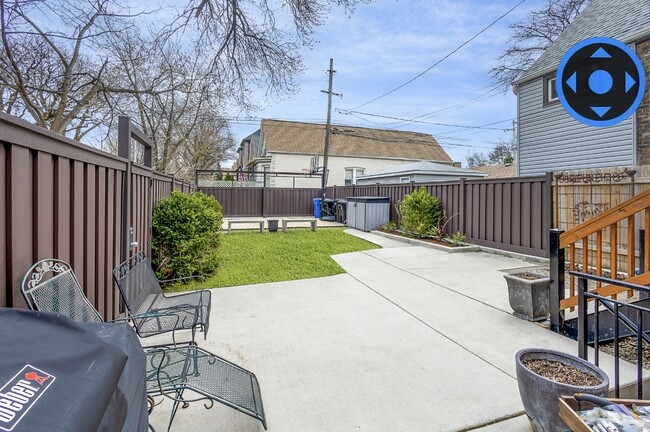 Foto del edificio - 3033 W Diversey Ave