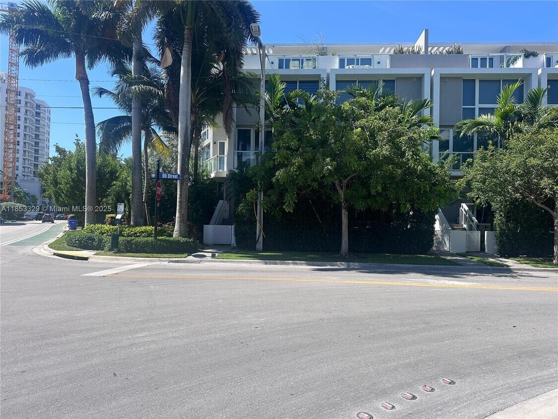 Foto principal - 1000 99th St