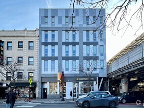 Building Photo - 941 W Belmont Ave