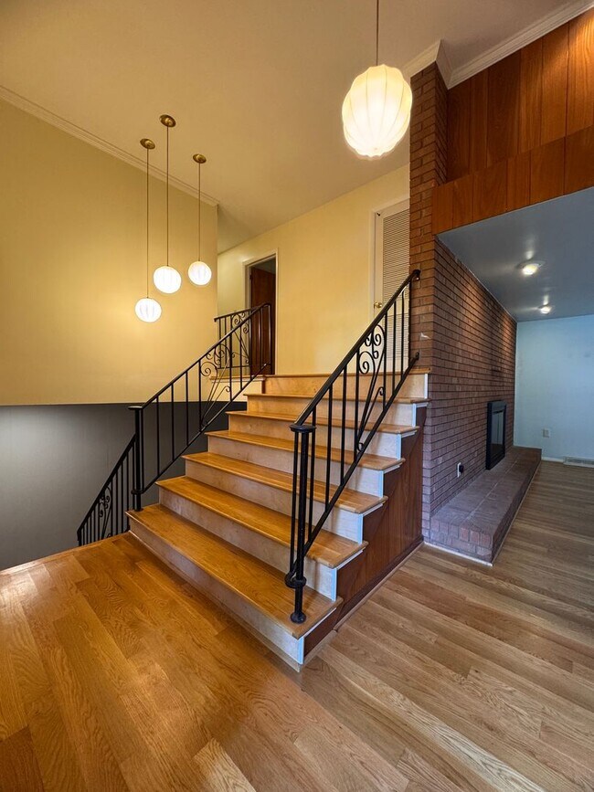 Building Photo - 4 Bedroom Jamestown Beauty!