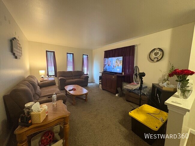 Foto del edificio - 2205 Bogdan Ln S
