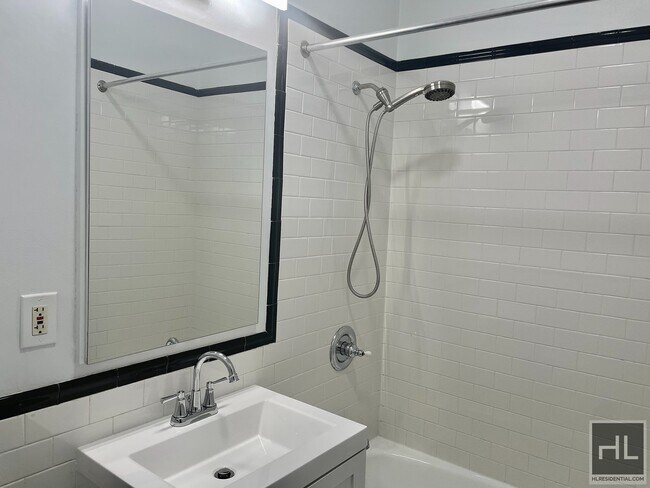 Building Photo - Gorgeous rent stabilized 700sq ft 1 bed wi...