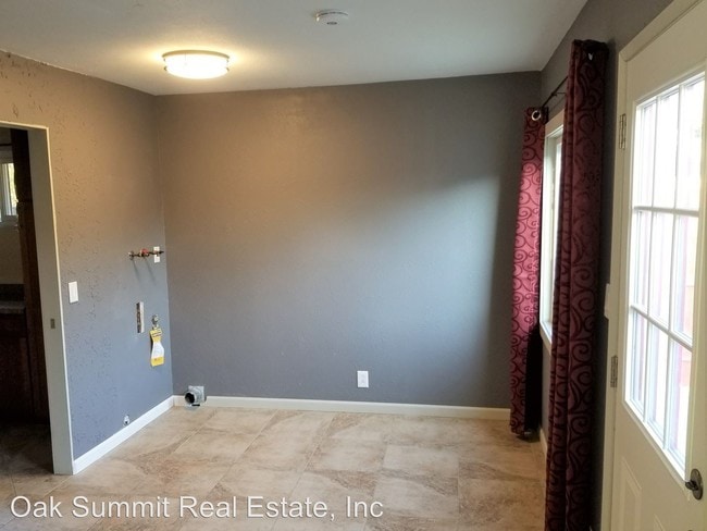 Building Photo - 3 br, 1 bath House - 118 E Simpson St