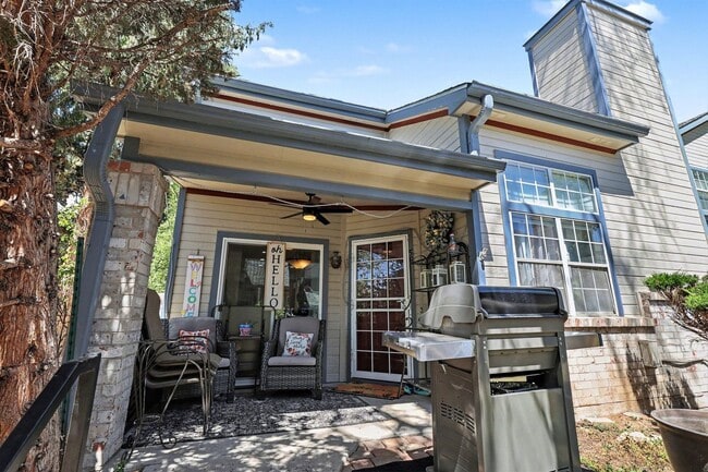 Foto del edificio - Updated 2 bed 2.5 bath End Unit Townhome in Lochmoor!