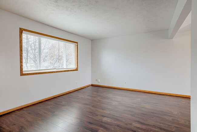 Building Photo - 3 Bedroom With Park Views, Walking Distanc...