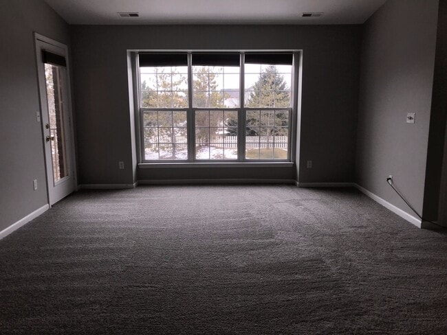 Building Photo - Sharp 2 bedroom, 2 bath upper condo in Not...