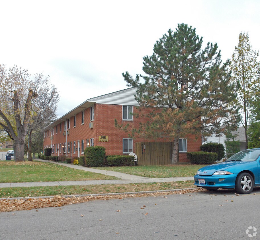Primary Photo - 2219 Revere Ave