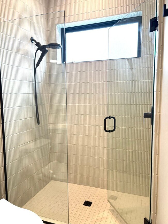 Building Photo - MOVE IN SPECIAL! One bedroom apartment on Bend's SW side. End Unit