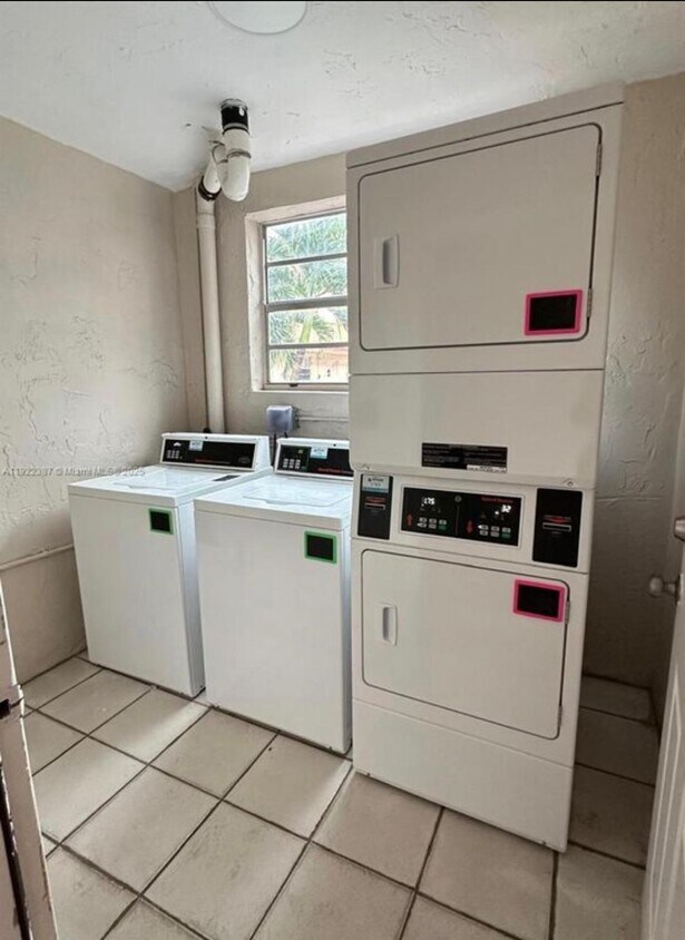 Building Photo - 4655 Palm Ave