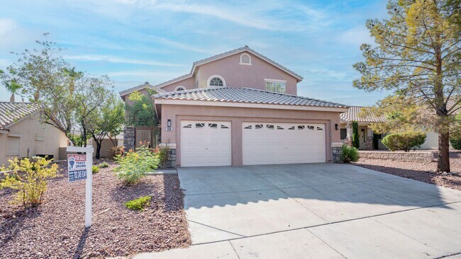 Foto del edificio - Nice 3-car garage house