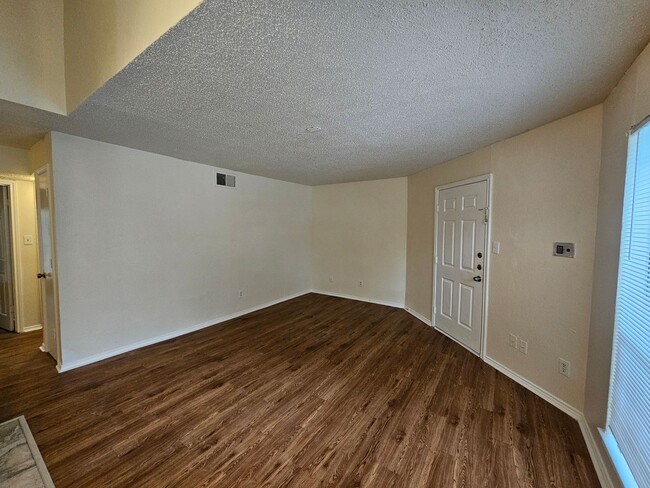 Building Photo - Ready for immediate move in!