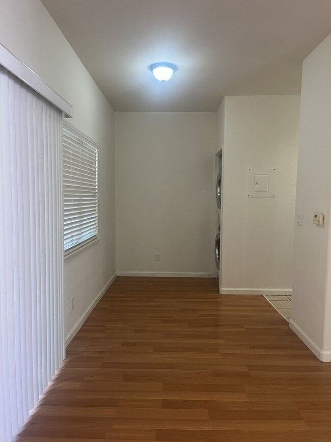 Building Photo - Charming 2 Bedroom-1.5 bath Home Available Now!