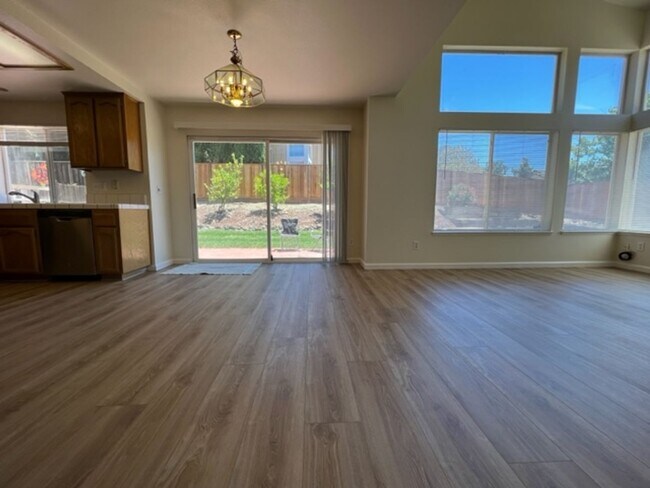 Foto del edificio - Beautiful 3 Bedroom 3 Bathroom on Large Corner Lot