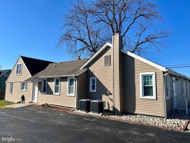 Building Photo - 62 Riviera Dr