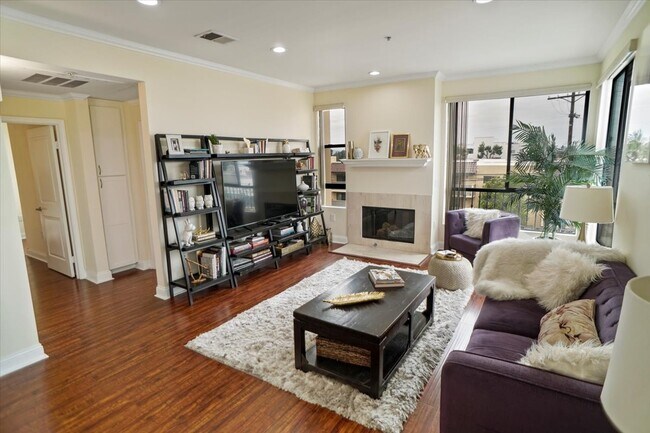 Building Photo - 6938 Laurel Canyon Blvd
